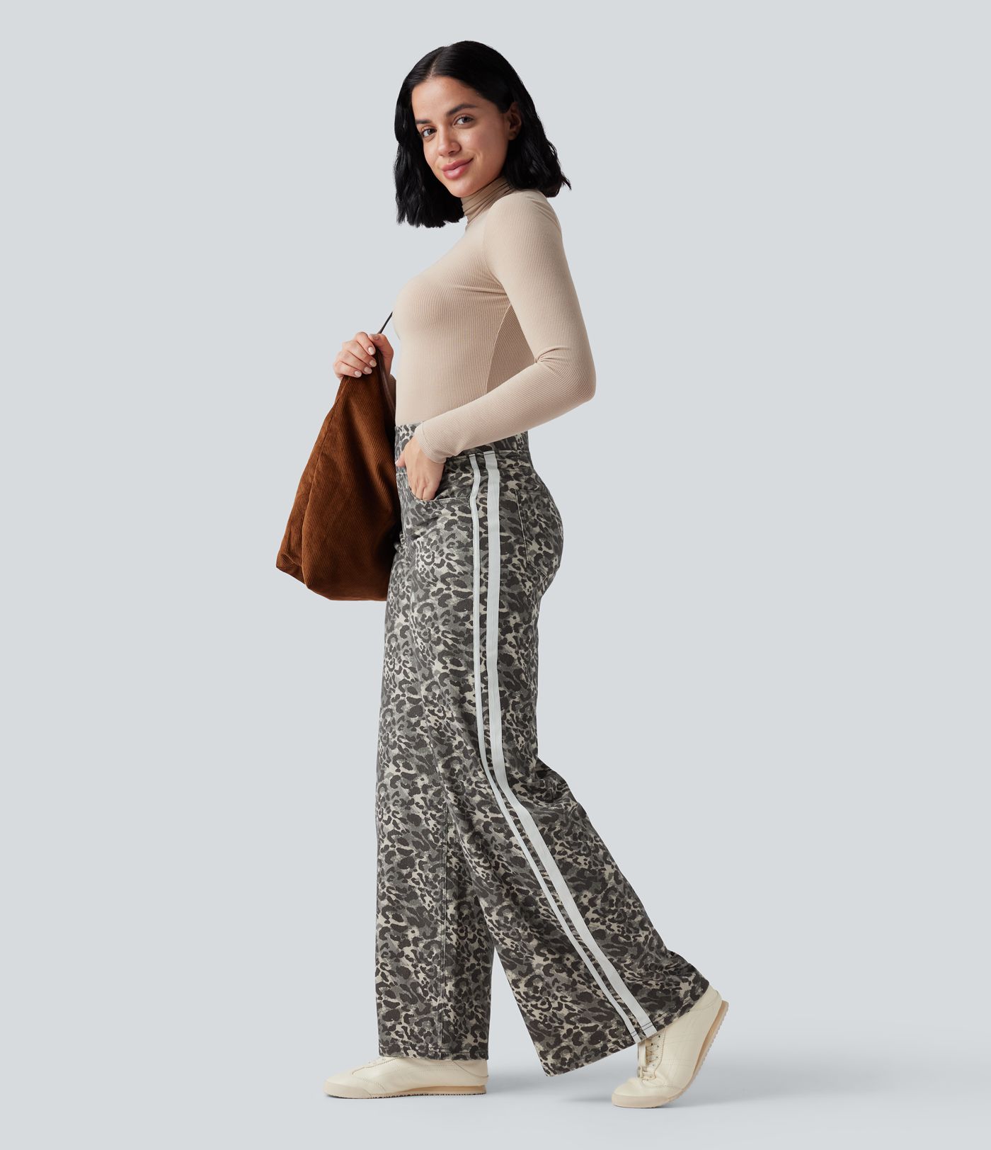 Halara Flex™ casual jeans met hoge taille, wijd uitlopende pijpen, strepen en luipaardprint, met zakken