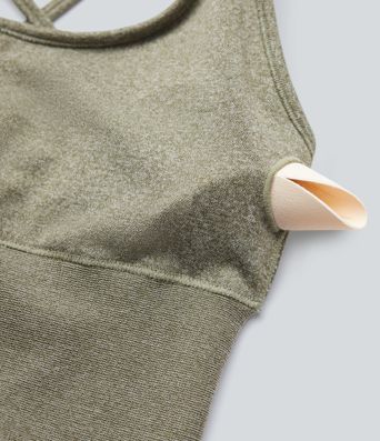 Figurbetonter, ärmelloser Jumpsuit mit überkreuzten Trägern und nahtlosem Flow