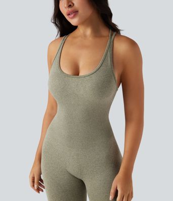 Figurbetonter, ärmelloser Jumpsuit mit überkreuzten Trägern und nahtlosem Flow