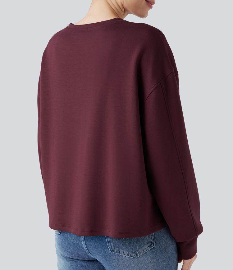 Lässiges Sweatshirt mit Rundhalsausschnitt, langen Ärmeln und High-Low-Design