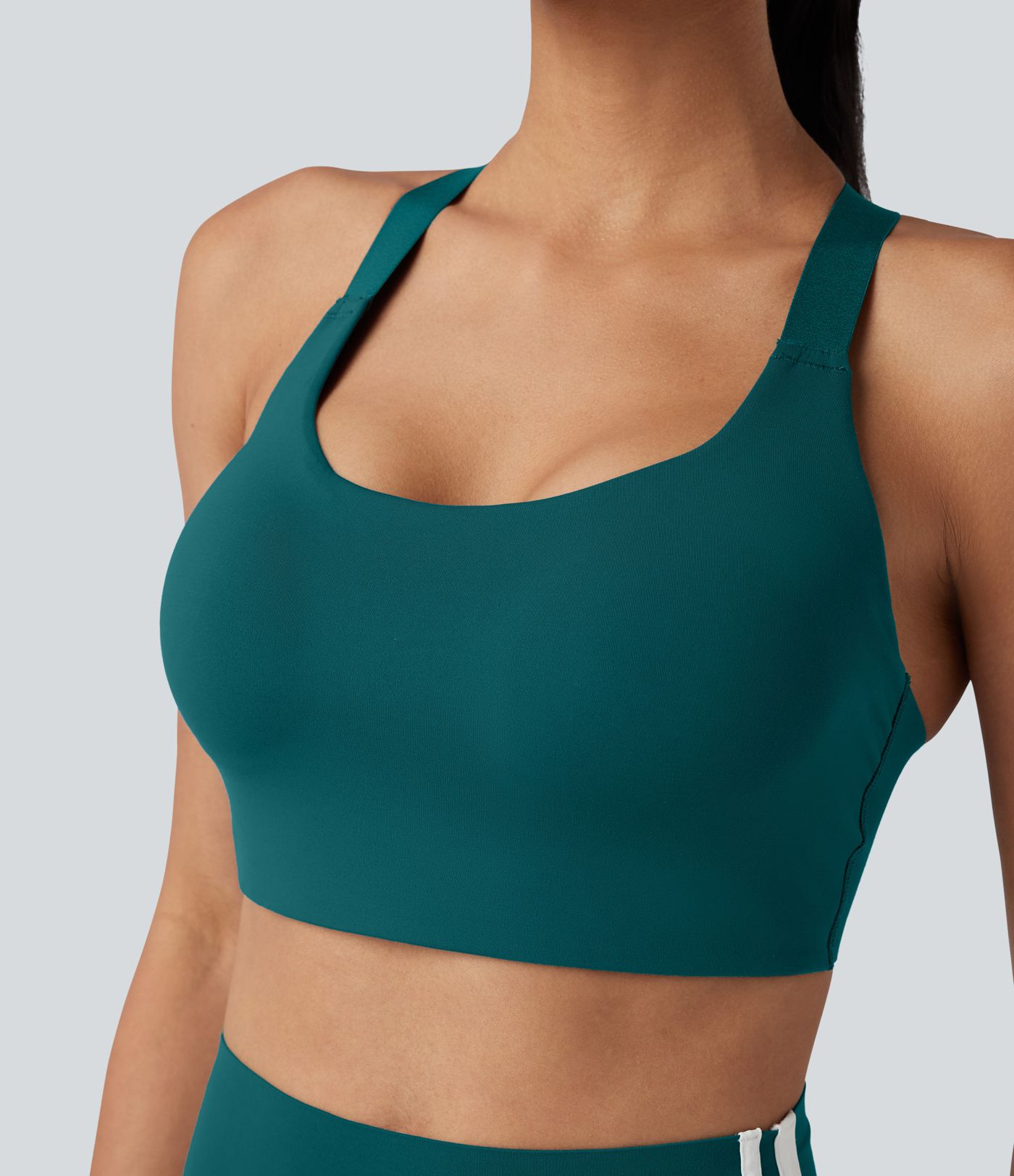 SpeedWave™ Sujetador deportivo para correr con sujeción media, copas moldeadas, efecto push-up, hebilla ajustable, tirantes cruzados, malla en contraste y tejido de secado rápido