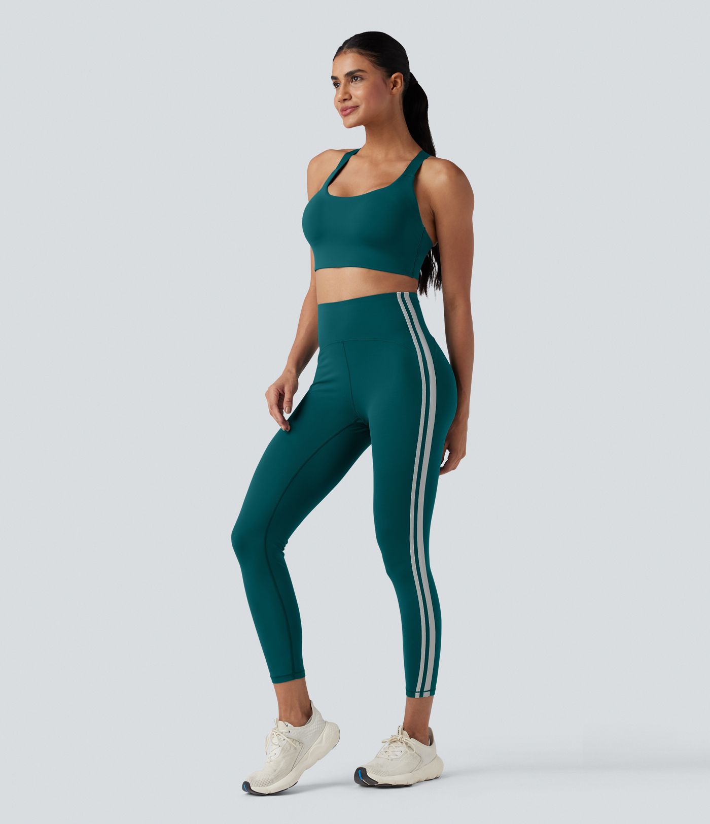 SpeedWave™ Sujetador deportivo para correr con sujeción media, copas moldeadas, efecto push-up, hebilla ajustable, tirantes cruzados, malla en contraste y tejido de secado rápido