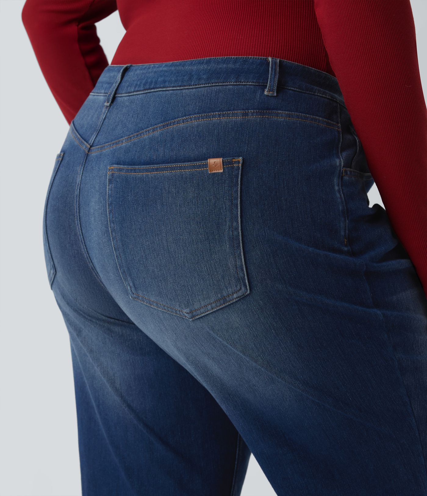 Halara Flex™ madala vöökohaga kellukakujulised (flare) pestud vabaaja teksad pluss‑suurustele, taskutega