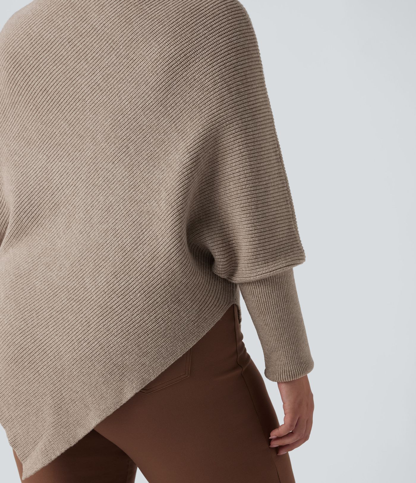 Pull grande taille col montant manches longues à ourlet asymétrique