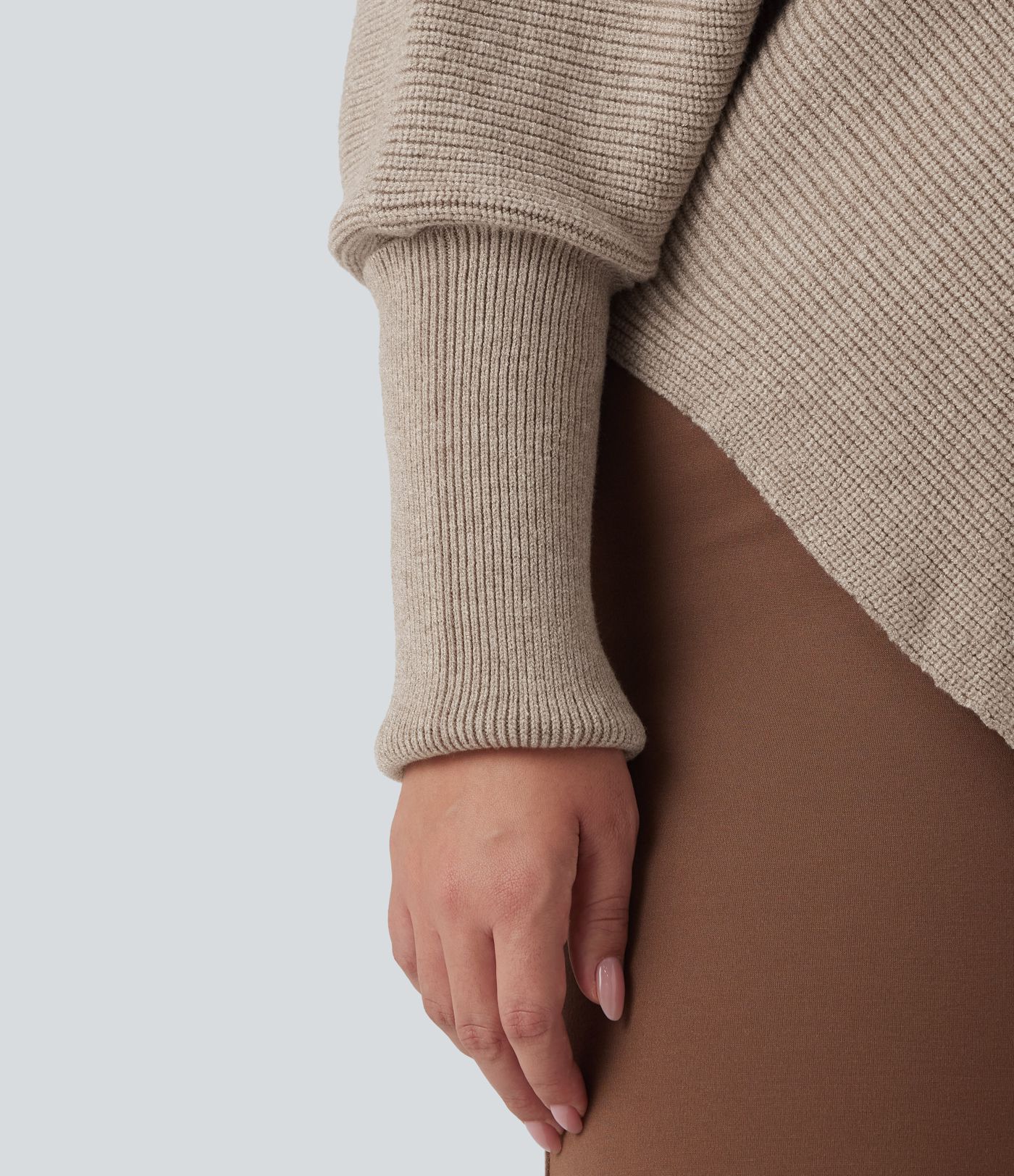 Pull grande taille col montant manches longues à ourlet asymétrique