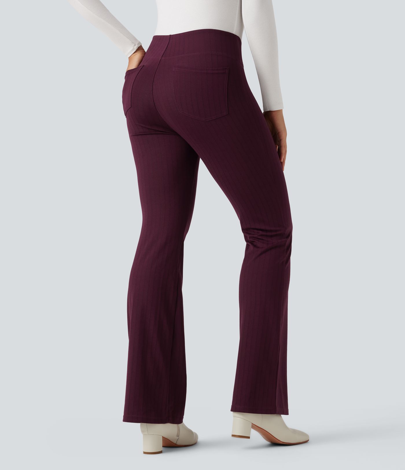 Hoch taillierte, handliche Arbeitshose mit ausgestellten Beinen und Taschen