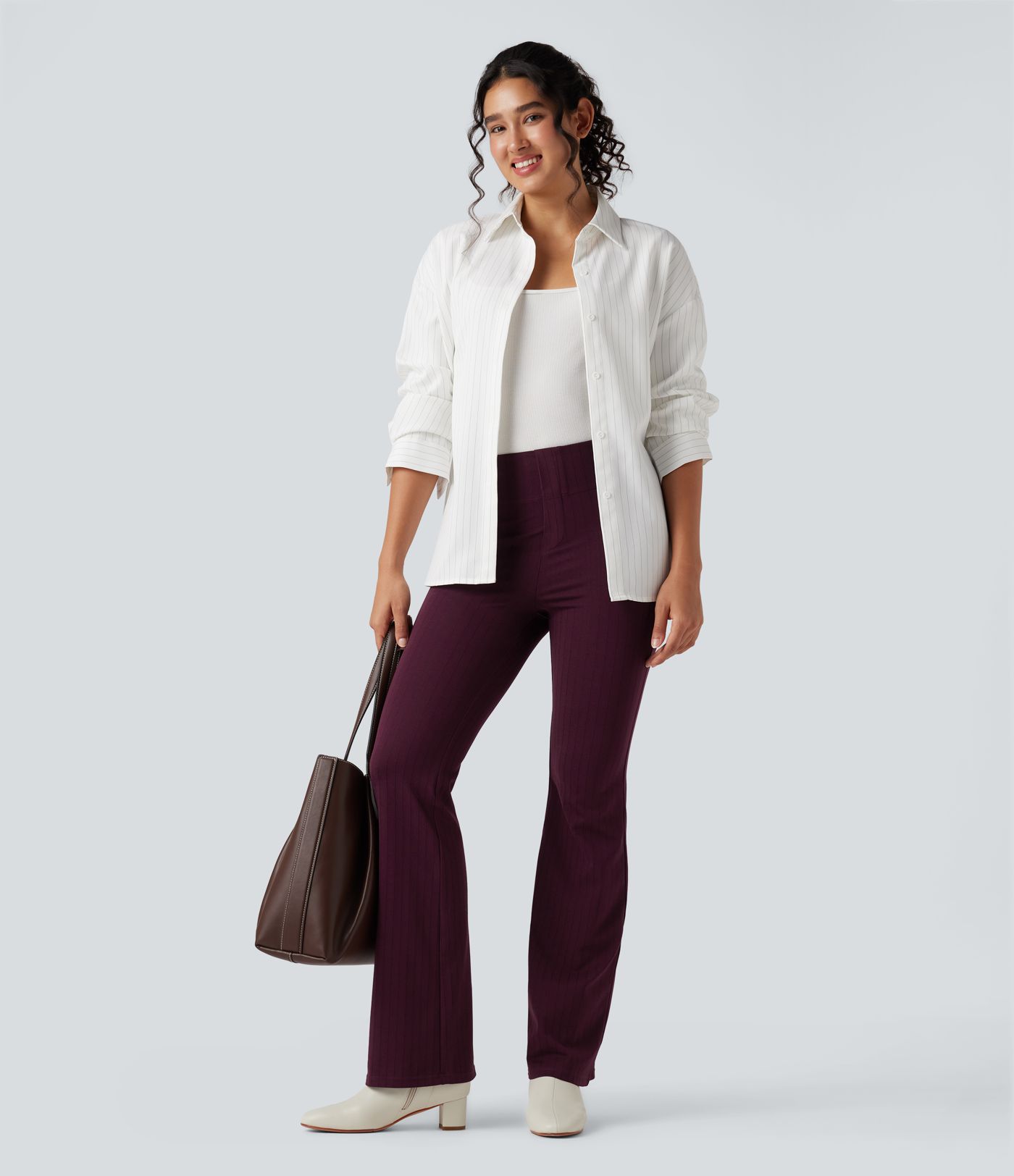 Hoch taillierte, handliche Arbeitshose mit ausgestellten Beinen und Taschen