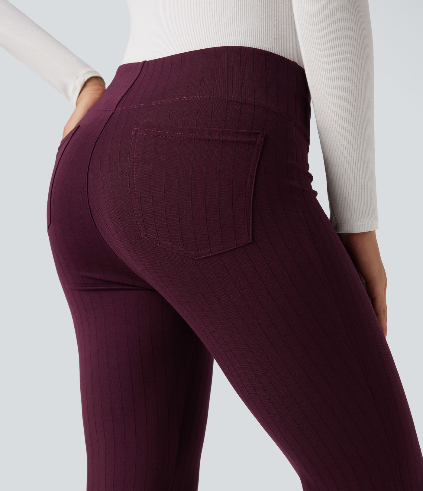 Hoch taillierte, handliche Arbeitshose mit ausgestellten Beinen und Taschen