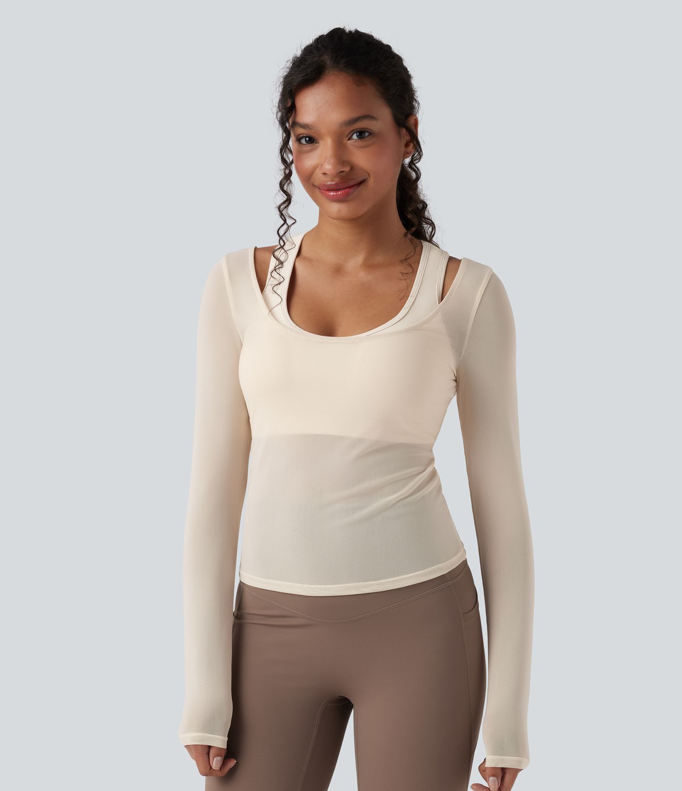 Transparentes Mesh-Top mit U-Ausschnitt, langen Ärmeln und Sport-BH mit Racerback - Push-Up