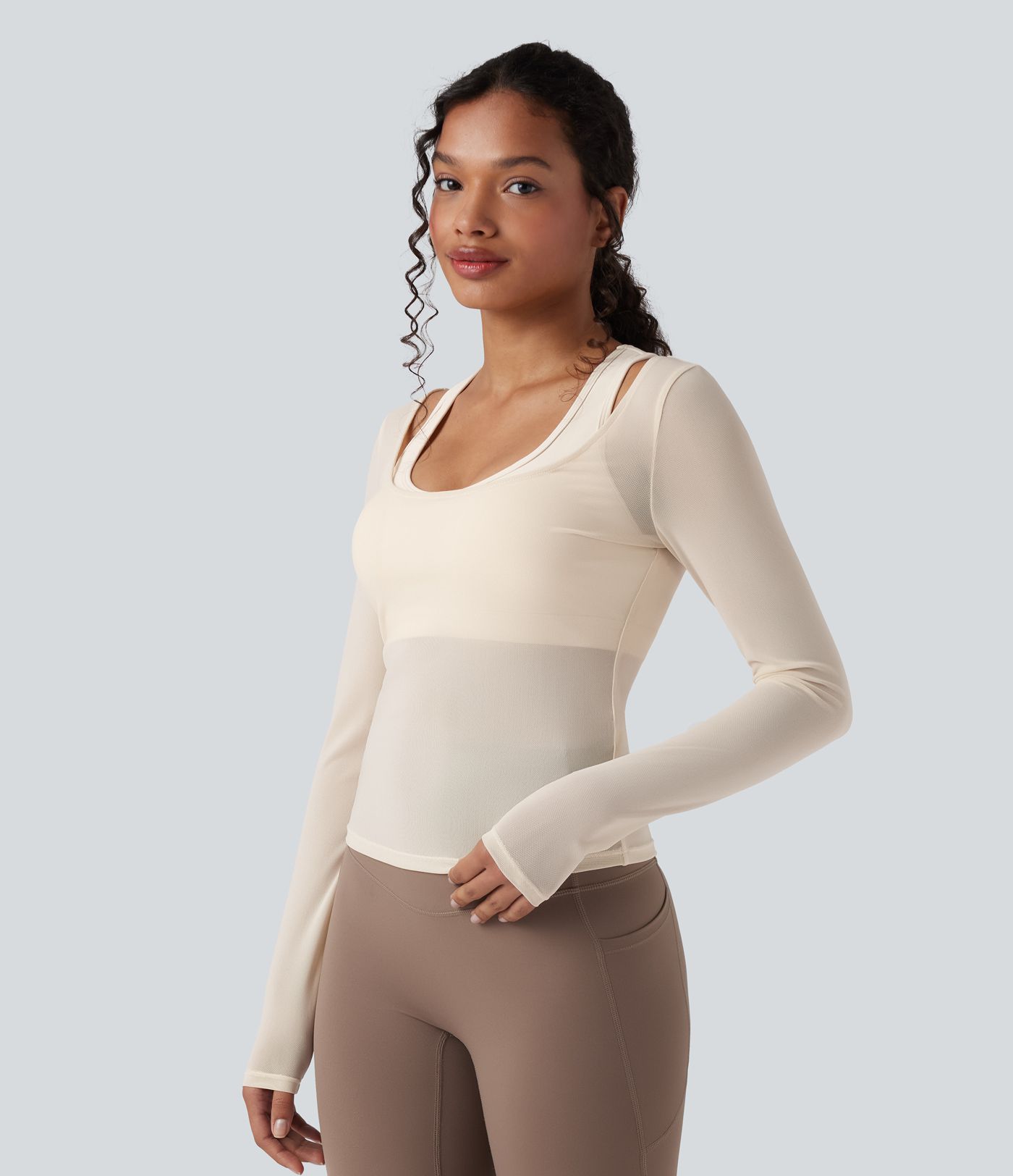 Transparentes Mesh-Top mit U-Ausschnitt, langen Ärmeln und Sport-BH mit Racerback - Push-Up