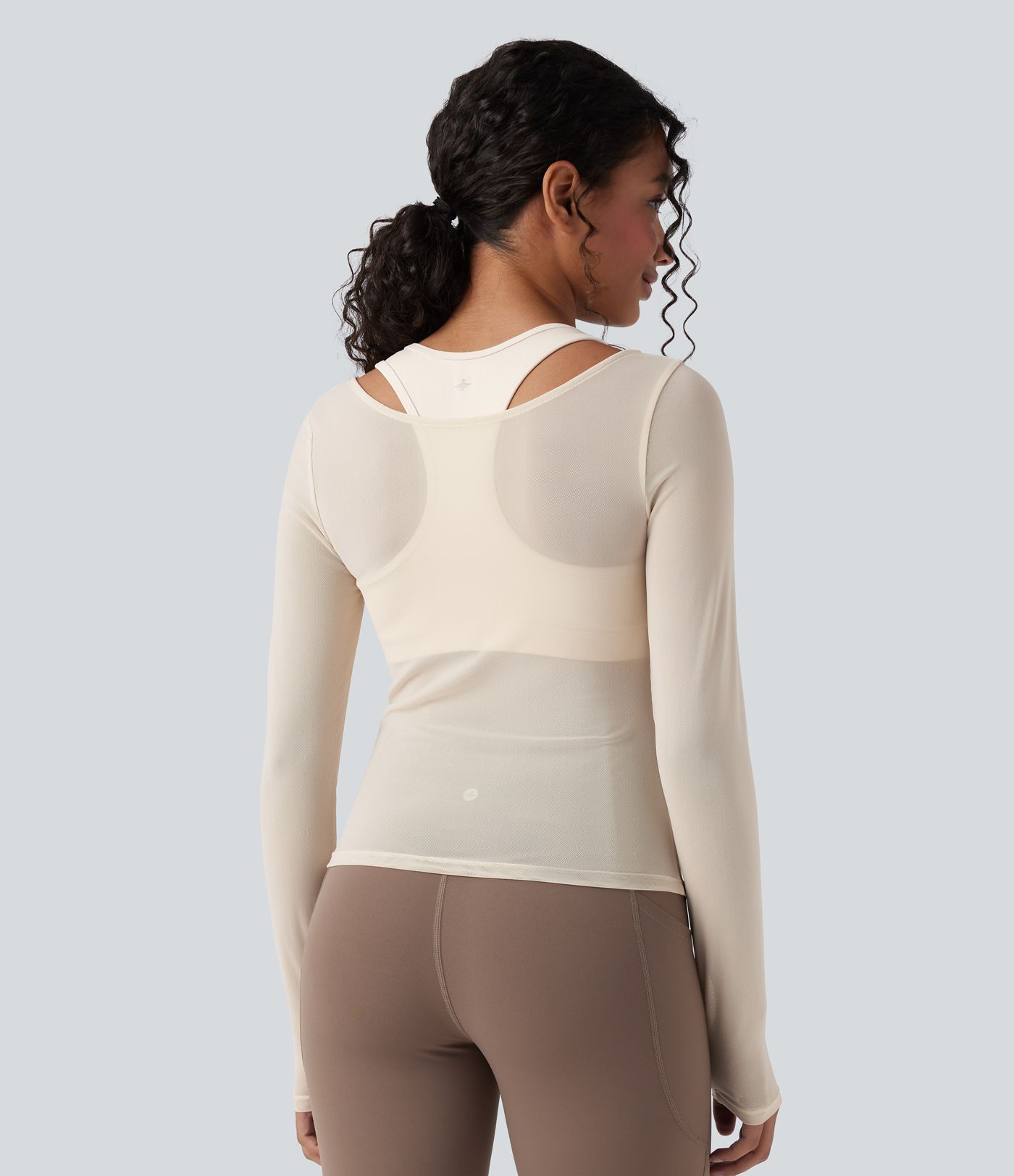 Transparentes Mesh-Top mit U-Ausschnitt, langen Ärmeln und Sport-BH mit Racerback - Push-Up