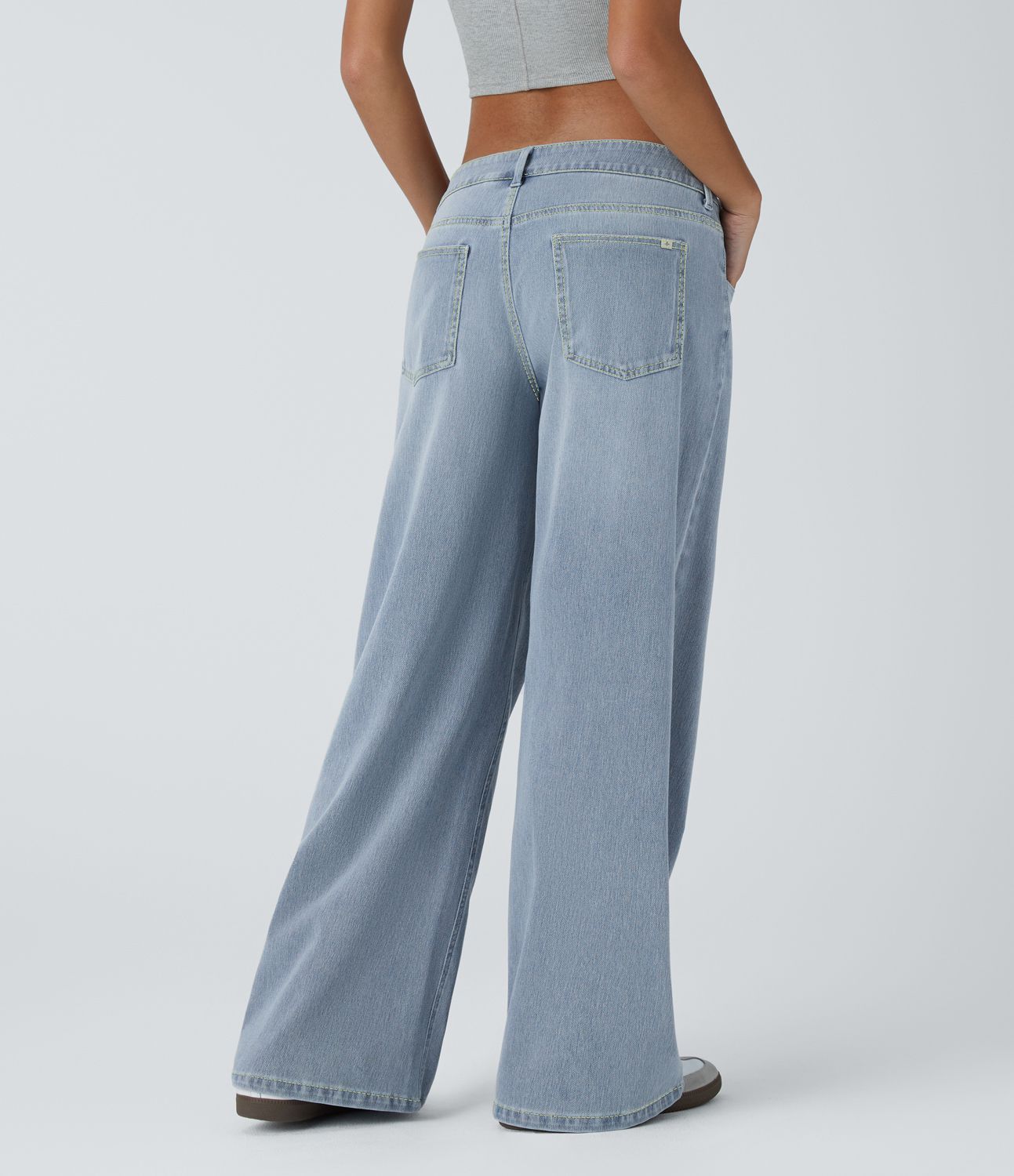 Halara Flex™ Jean large asymétrique taille basse avec bouton, fermeture éclair et poches multiples, délavé et extensible en maille