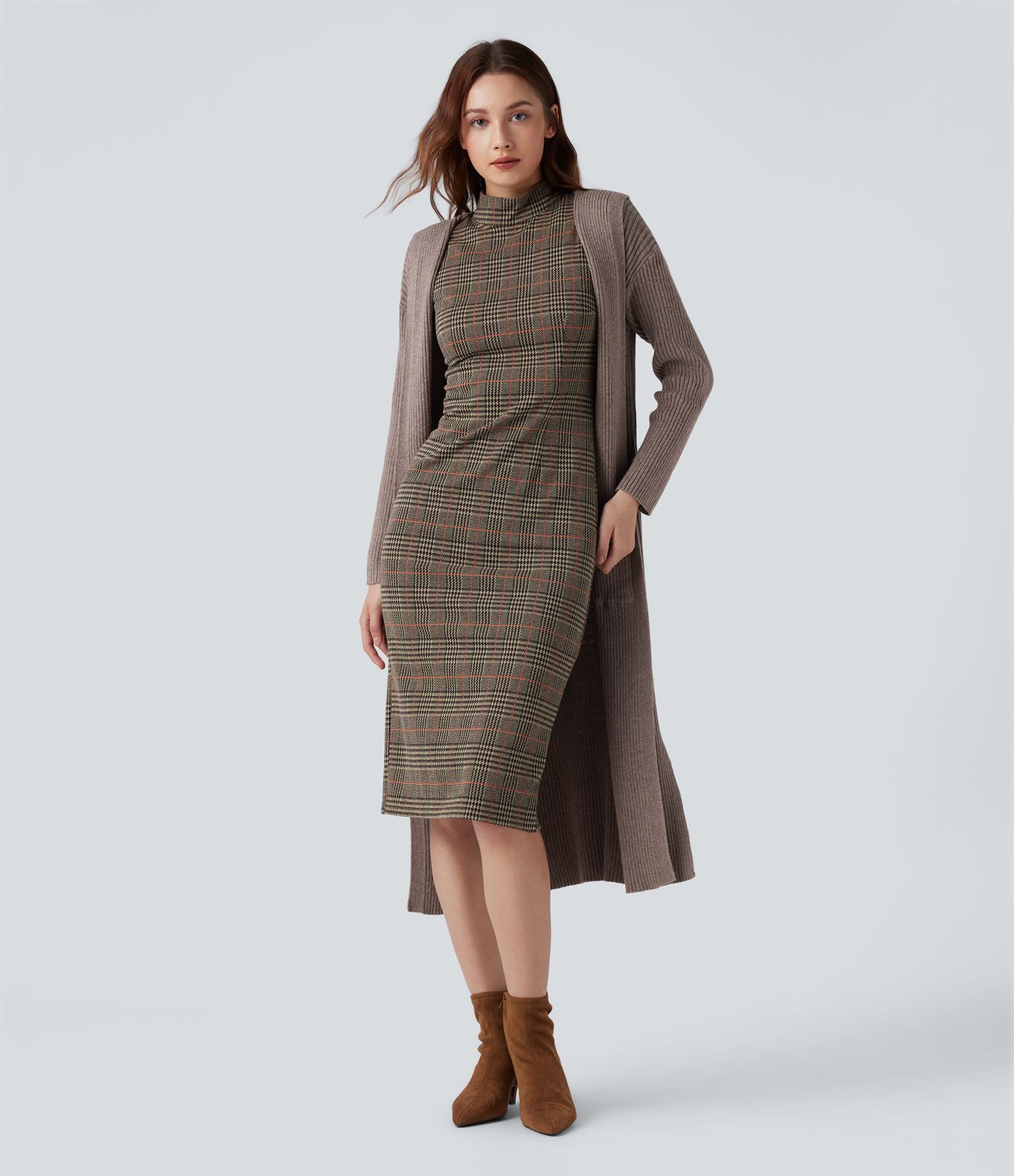 Midi darbo suknelė, kūno siluetą pabrėžianti, be rankovių, su aukšta apykakle ir šuniuko danties raštu (houndstooth)