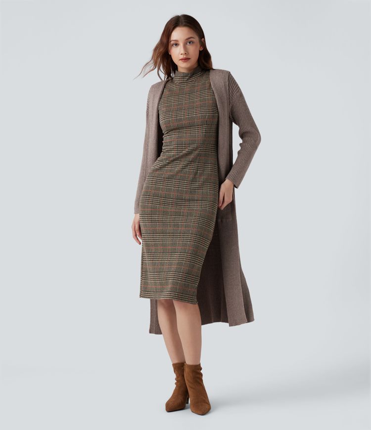 Midi darbo suknelė, kūno siluetą pabrėžianti, be rankovių, su aukšta apykakle ir šuniuko danties raštu (houndstooth)