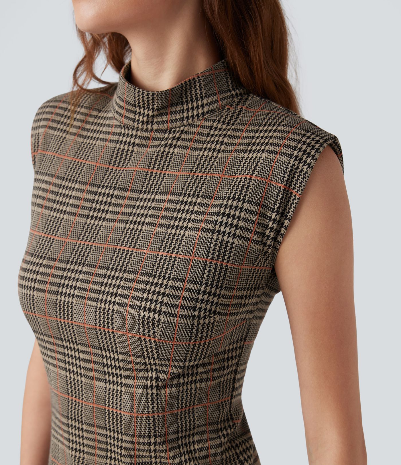 Midi darbo suknelė, kūno siluetą pabrėžianti, be rankovių, su aukšta apykakle ir šuniuko danties raštu (houndstooth)