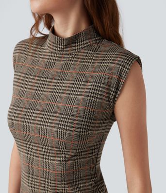 Midi darbo suknelė, kūno siluetą pabrėžianti, be rankovių, su aukšta apykakle ir šuniuko danties raštu (houndstooth)