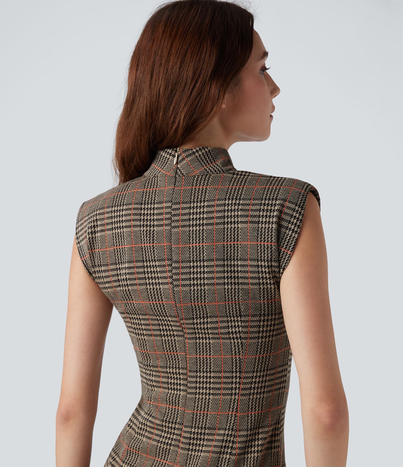 Midi darbo suknelė, kūno siluetą pabrėžianti, be rankovių, su aukšta apykakle ir šuniuko danties raštu (houndstooth)