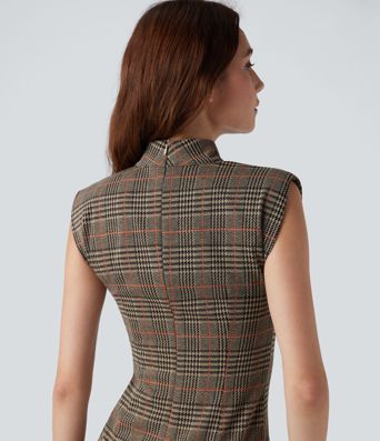 Midi darbo suknelė, kūno siluetą pabrėžianti, be rankovių, su aukšta apykakle ir šuniuko danties raštu (houndstooth)