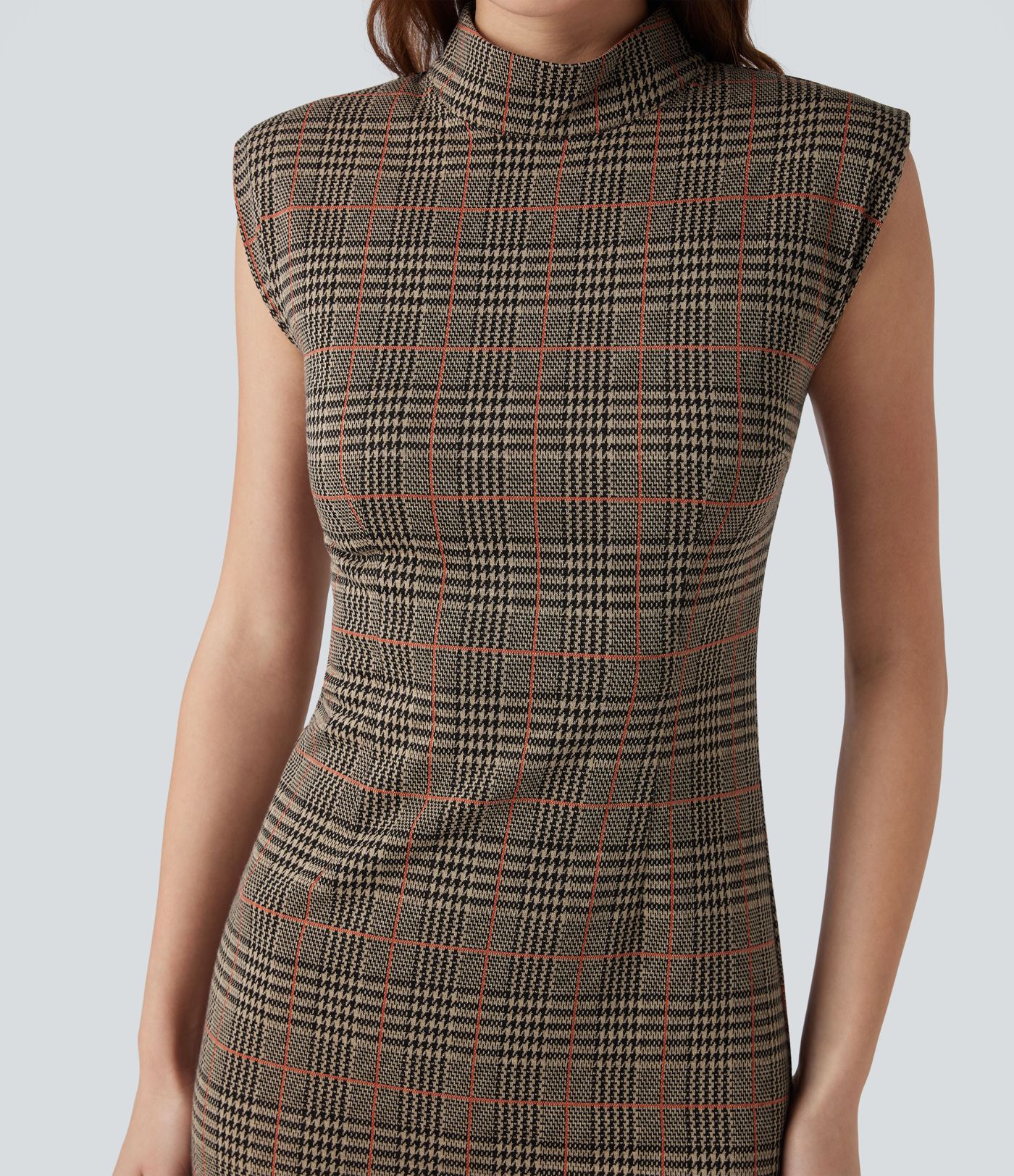 Midi darbo suknelė, kūno siluetą pabrėžianti, be rankovių, su aukšta apykakle ir šuniuko danties raštu (houndstooth)