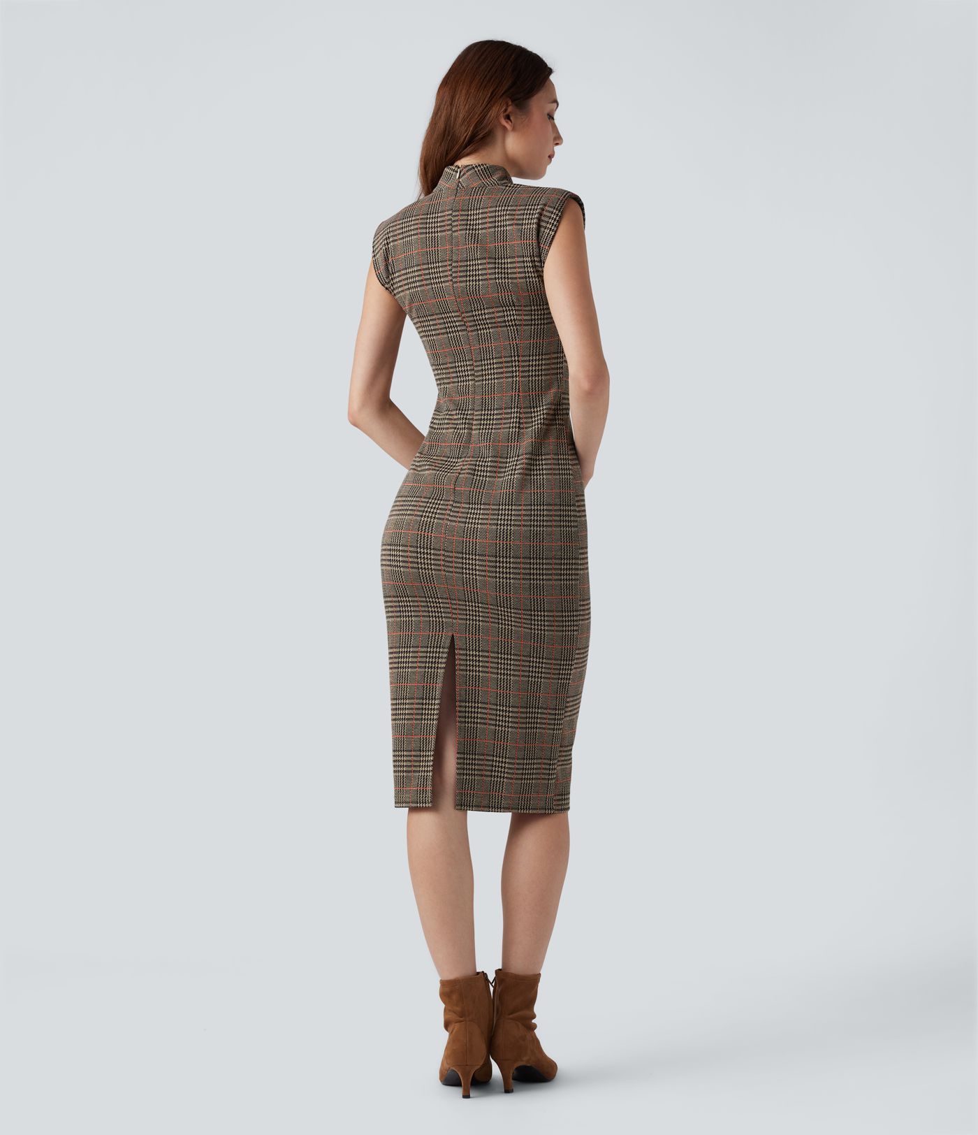 Midi darbo suknelė, kūno siluetą pabrėžianti, be rankovių, su aukšta apykakle ir šuniuko danties raštu (houndstooth)