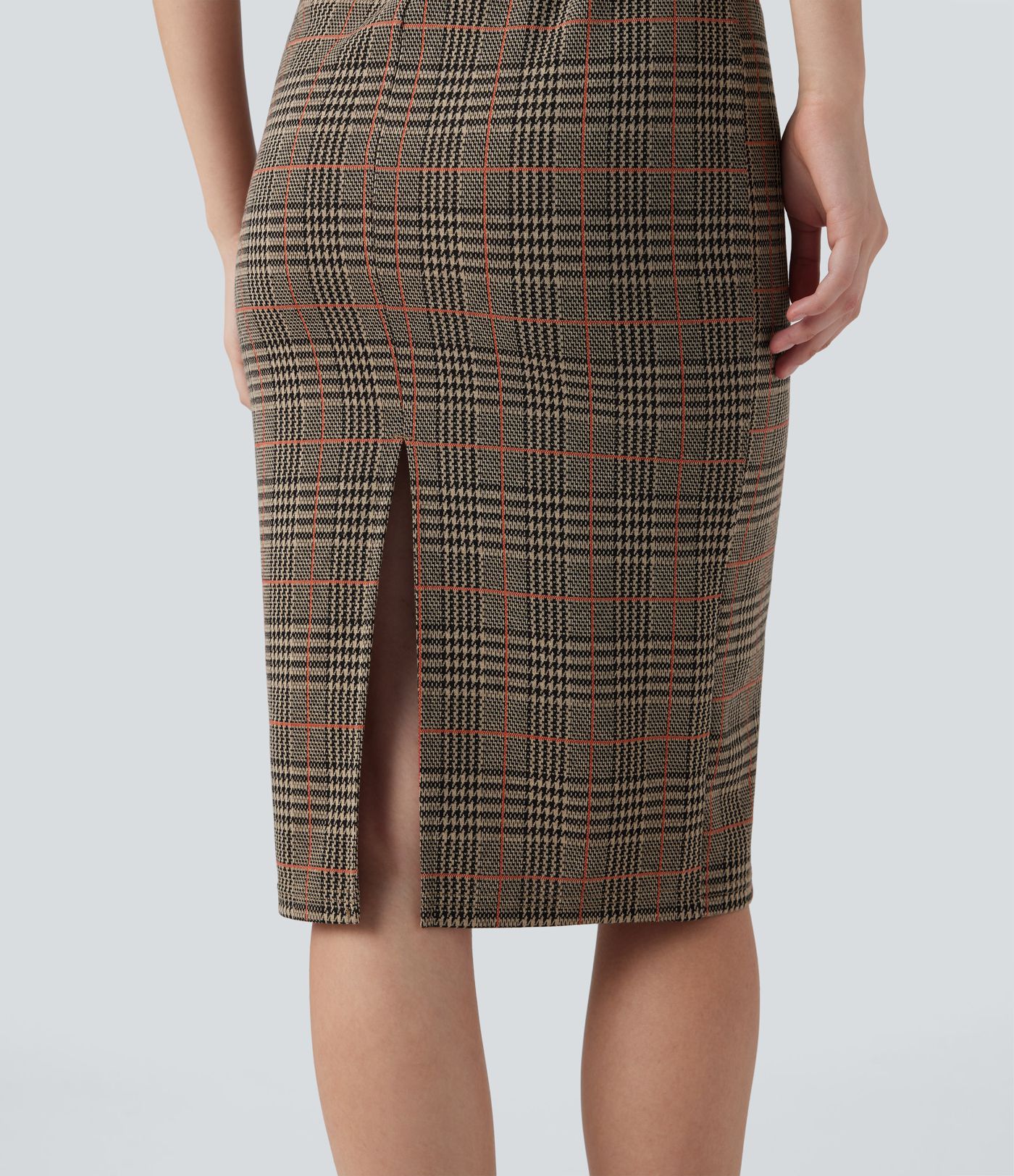 Midi darbo suknelė, kūno siluetą pabrėžianti, be rankovių, su aukšta apykakle ir šuniuko danties raštu (houndstooth)