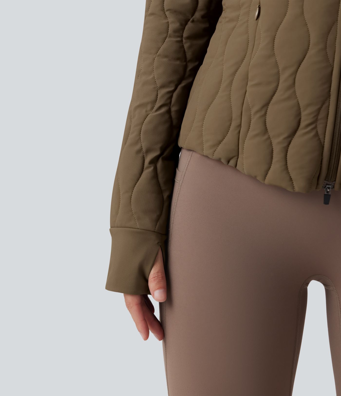 Paminkštinta sportinė striukė su aukšta apykakle, nykščių angomis ir kišenėmis — sulankstoma kaklo pagalvėlė