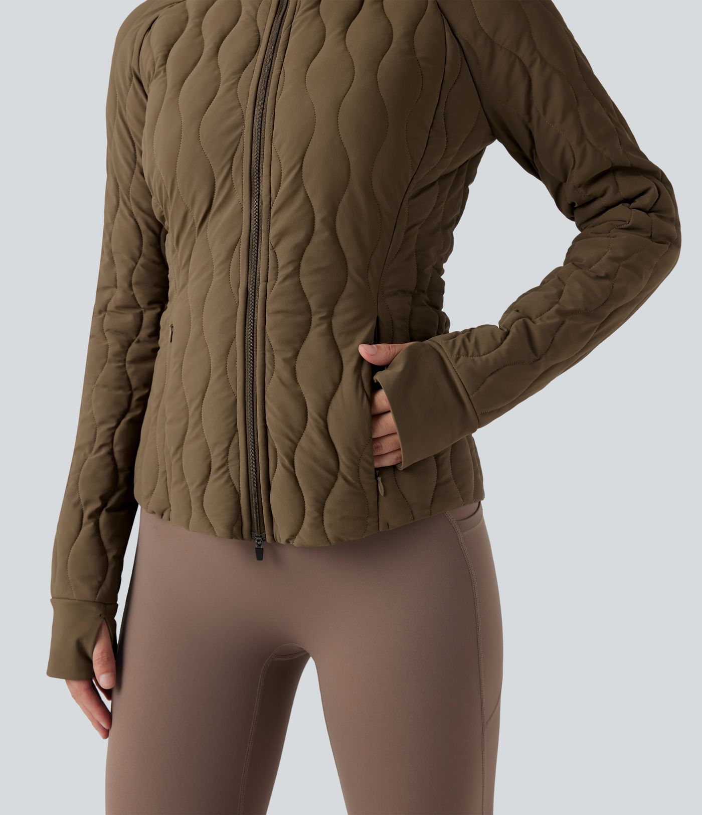 Paminkštinta sportinė striukė su aukšta apykakle, nykščių angomis ir kišenėmis — sulankstoma kaklo pagalvėlė