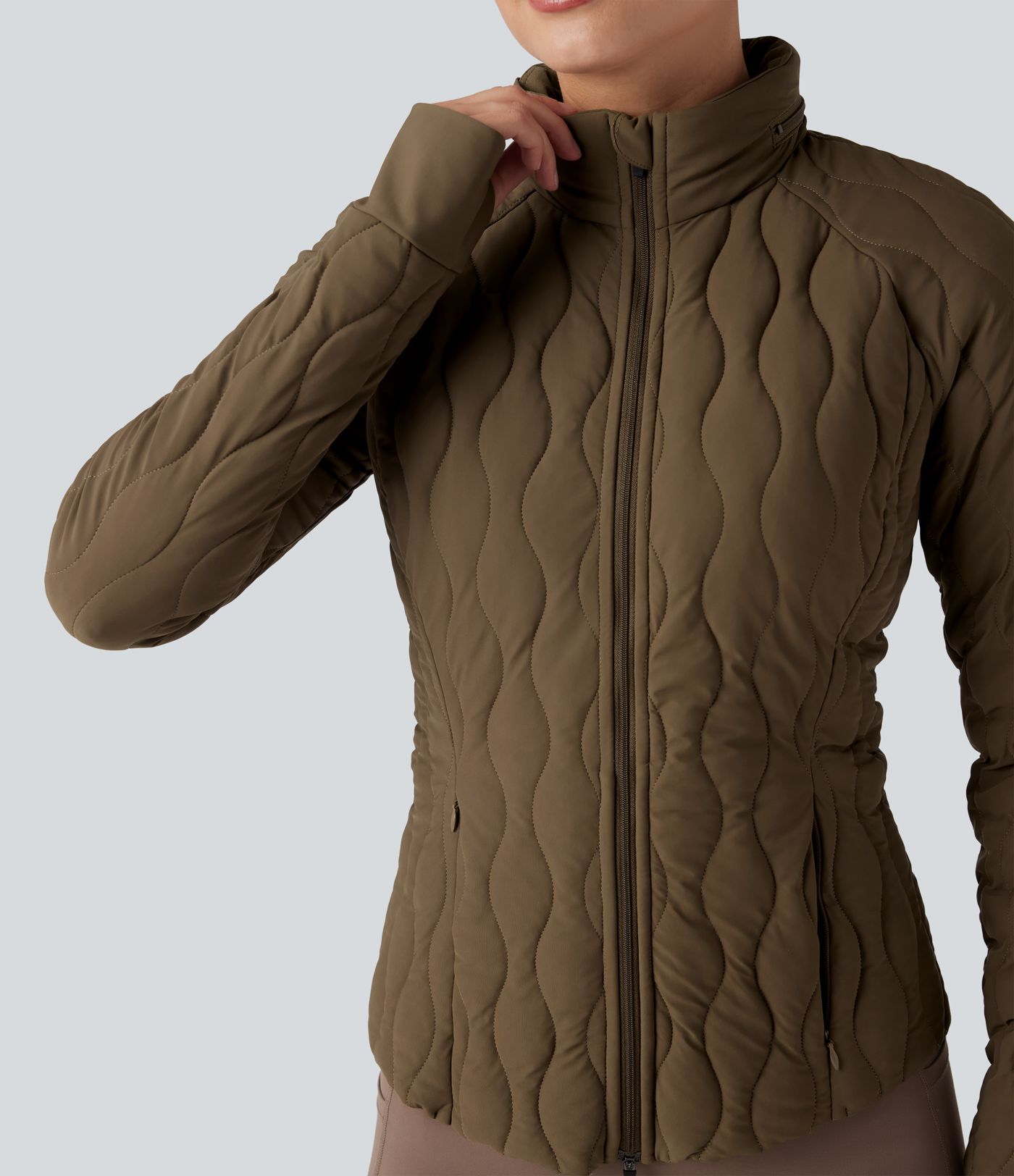 Paminkštinta sportinė striukė su aukšta apykakle, nykščių angomis ir kišenėmis — sulankstoma kaklo pagalvėlė