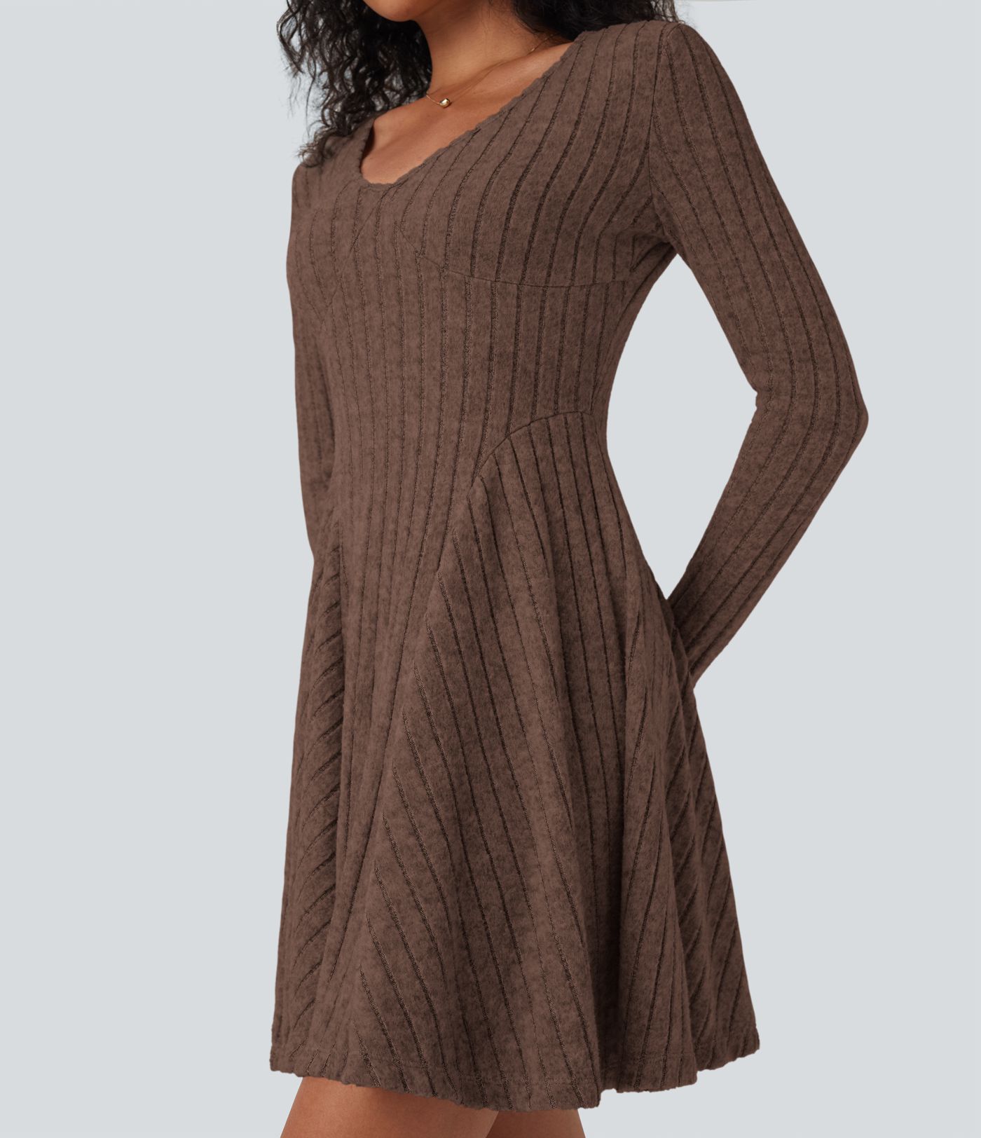 Ausgestelltes Minikleid aus geripptem Strick mit V-Ausschnitt und langen Ärmeln