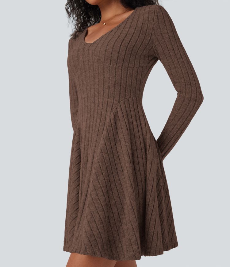 Ausgestelltes Minikleid aus geripptem Strick mit V-Ausschnitt und langen Ärmeln