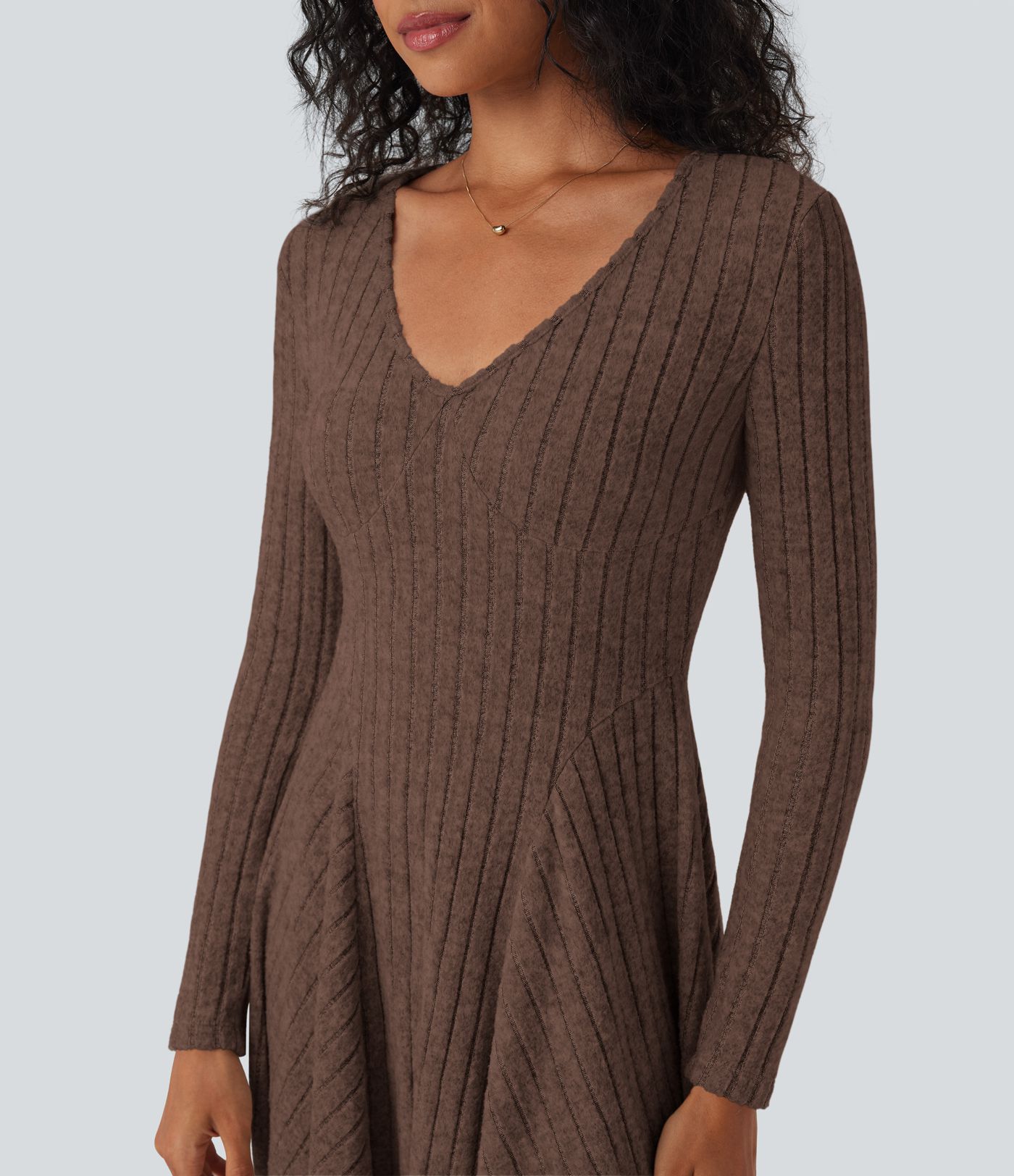 Ausgestelltes Minikleid aus geripptem Strick mit V-Ausschnitt und langen Ärmeln