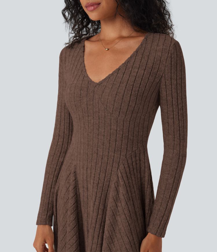 Ausgestelltes Minikleid aus geripptem Strick mit V-Ausschnitt und langen Ärmeln