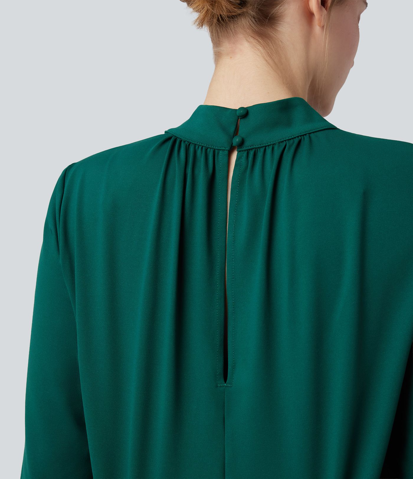 Mono de trabajo con cuello alto corto, abertura en la espalda, mangas largas, pernera ancha y bolsillos