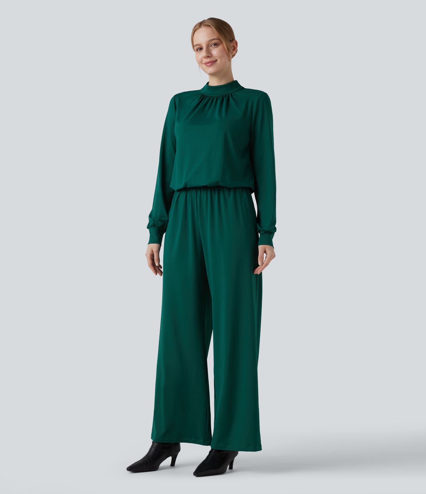 Mono de trabajo con cuello alto corto, abertura en la espalda, mangas largas, pernera ancha y bolsillos