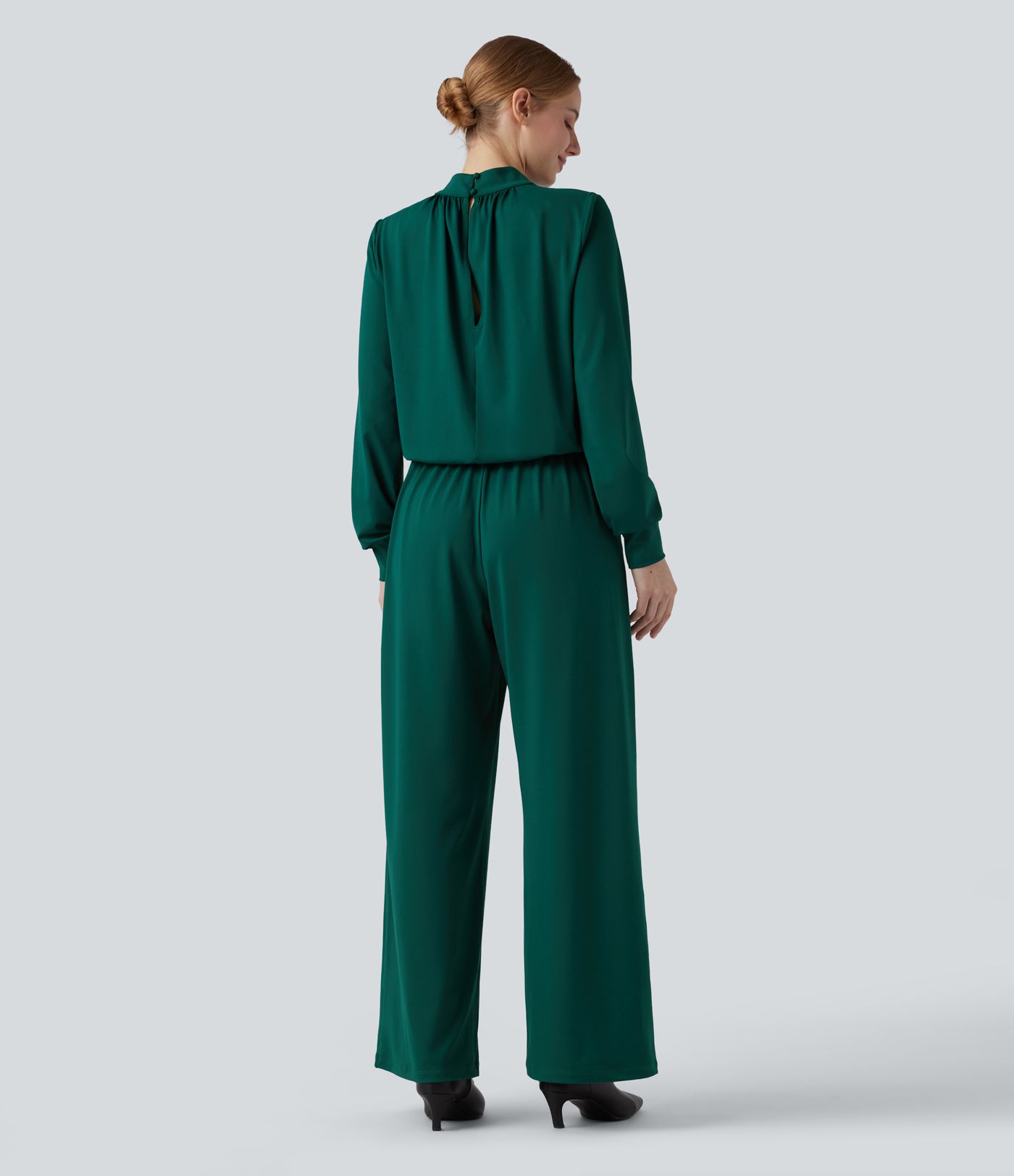 Mono de trabajo con cuello alto corto, abertura en la espalda, mangas largas, pernera ancha y bolsillos