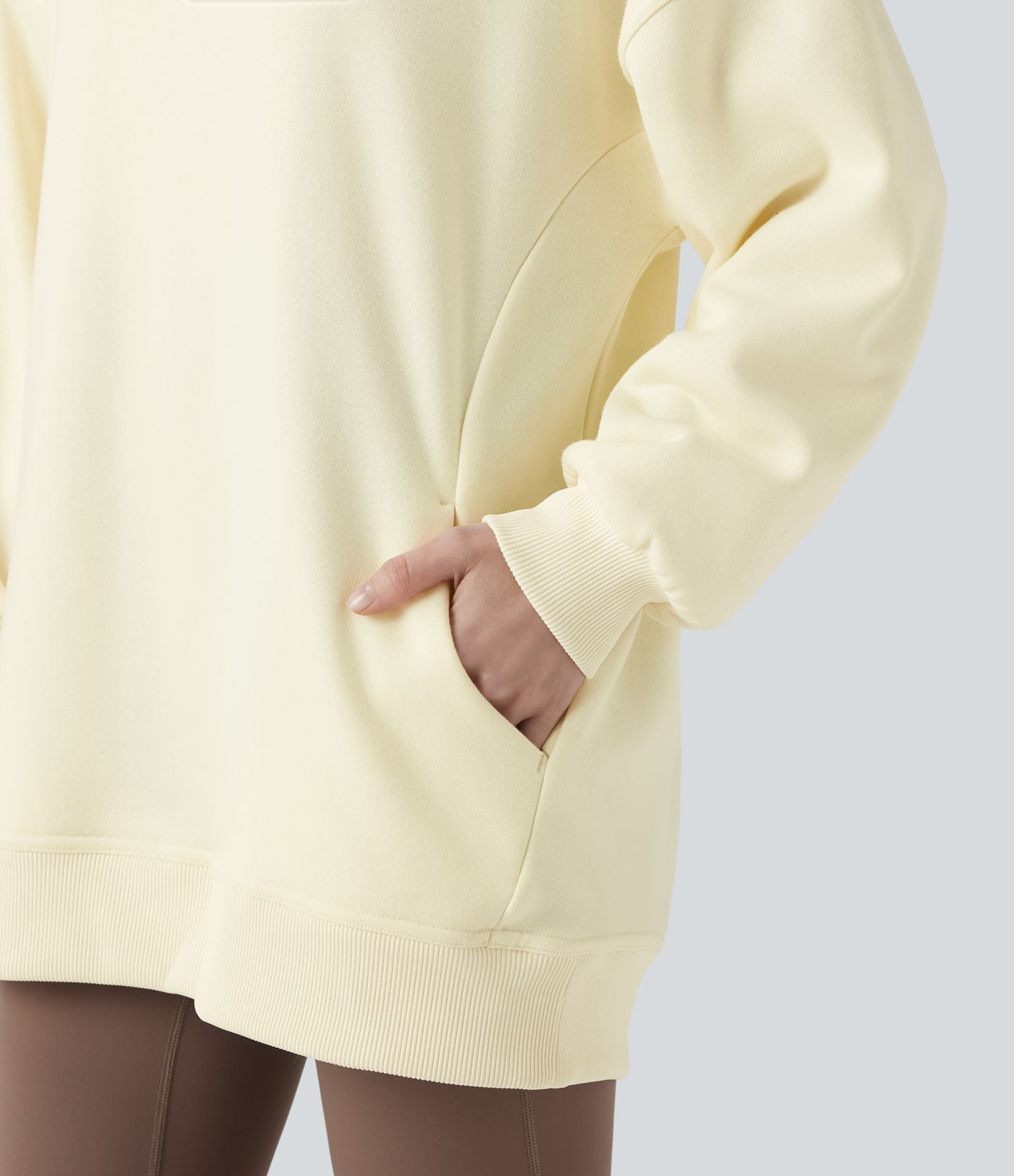 Ohlapna flis jopica z okroglim izrezom, dolgimi rokavi in žepom