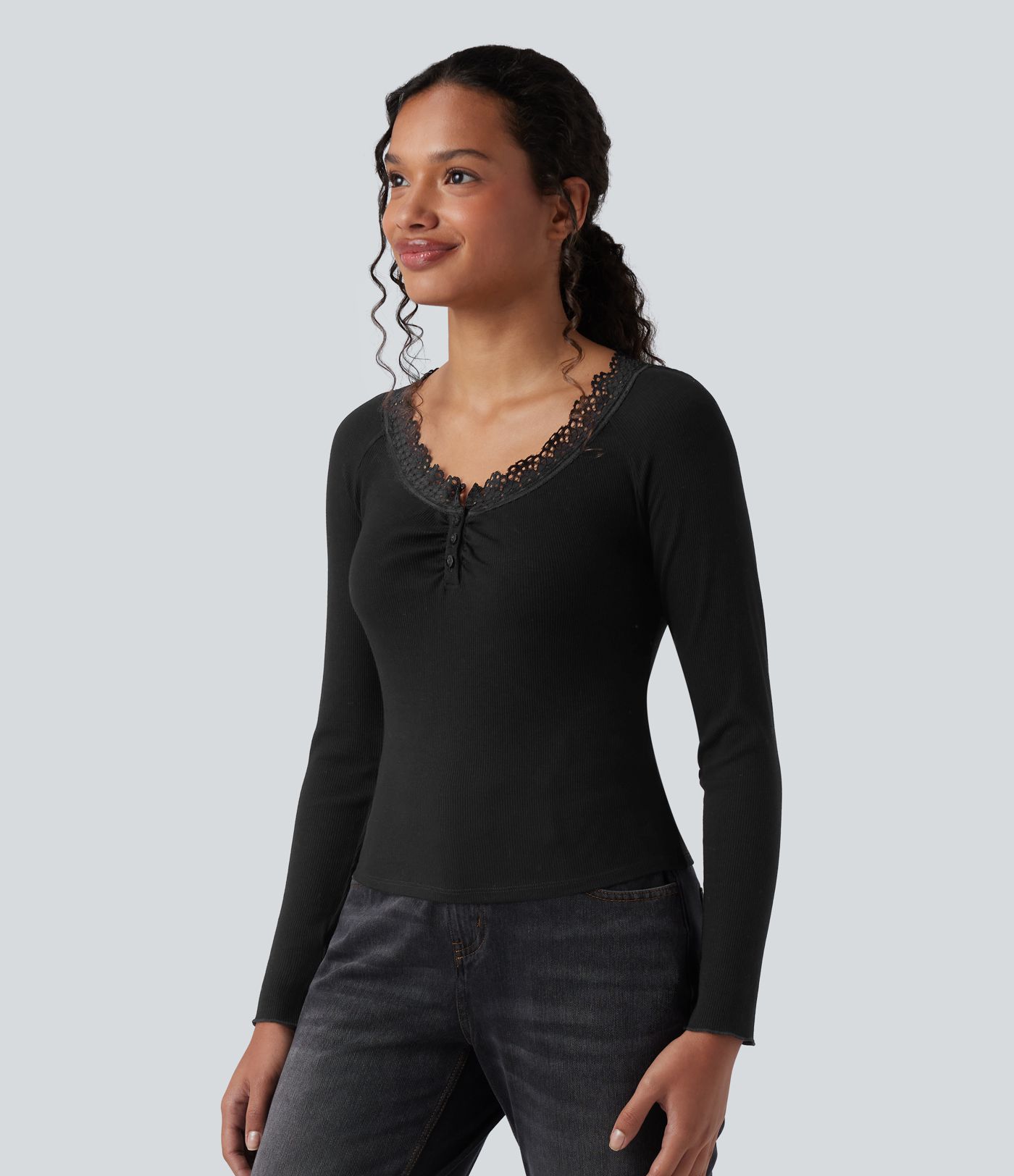 Ribbineuloksinen Henley-toppi kontrastipitsillä, pitkähihainen ja rento