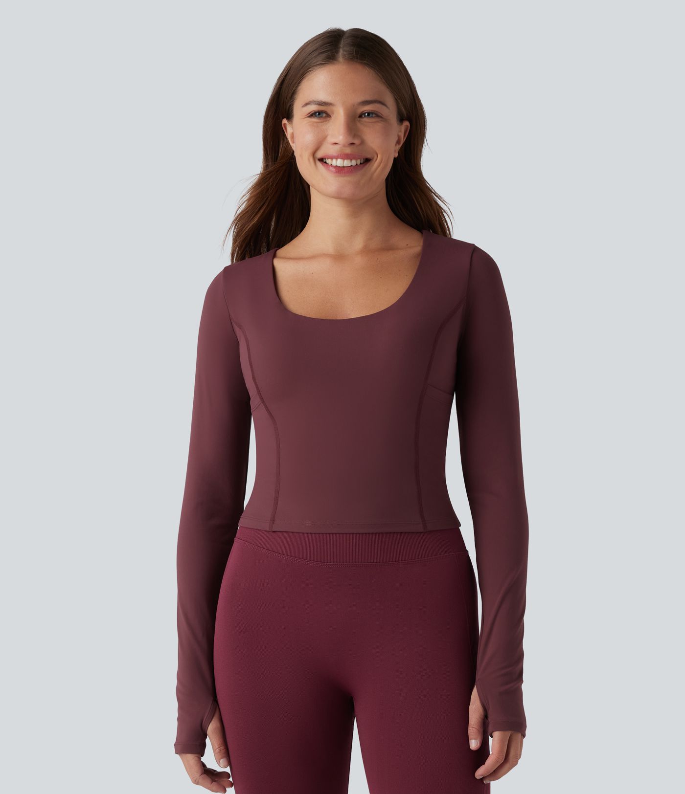 Top deportivo de yoga SoftlyZero™ de felpa con escote redondeado, efecto push-up, mangas largas con abertura para el pulgar y bolsillos