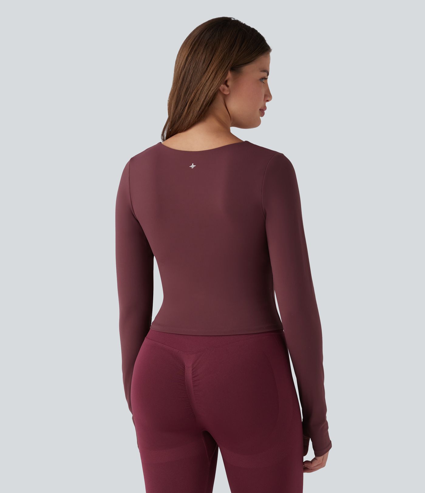 Top deportivo de yoga SoftlyZero™ de felpa con escote redondeado, efecto push-up, mangas largas con abertura para el pulgar y bolsillos