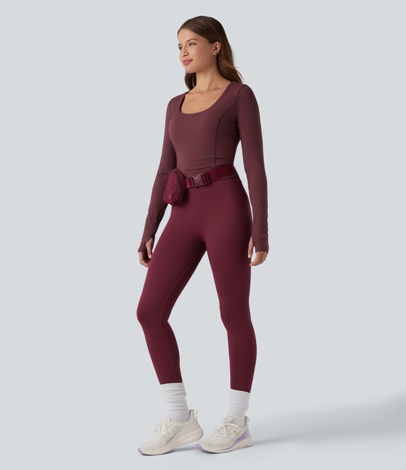 Top deportivo de yoga SoftlyZero™ de felpa con escote redondeado, efecto push-up, mangas largas con abertura para el pulgar y bolsillos