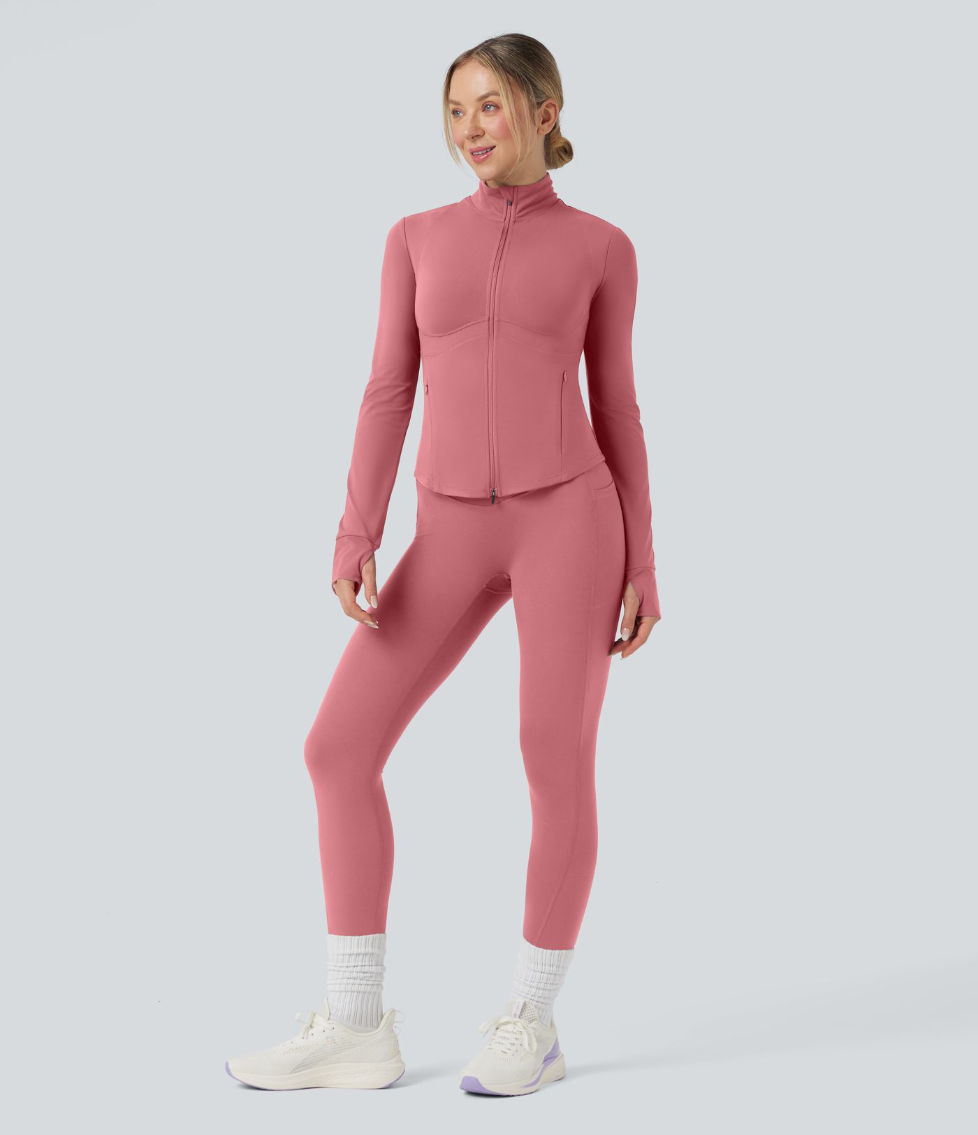 Gilet de yoga Halara UltraSculpt™ à manches longues push-up et taille haute, avec trois poches pour les pouces.