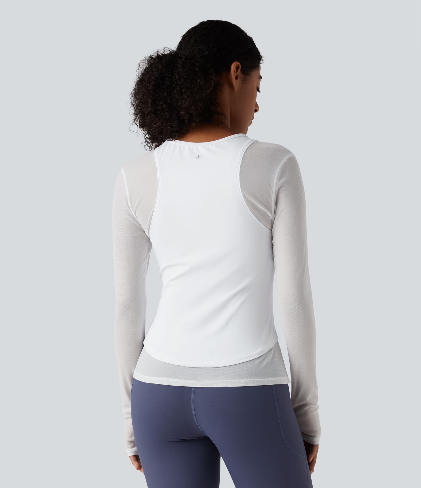 SoftlyZero™ Hafif ve nefes alan yuvarlak yakalı uzun kollu yoga ve spor üstü, başparmak delikleri ve kontrastlı file detaylı — UPF50+