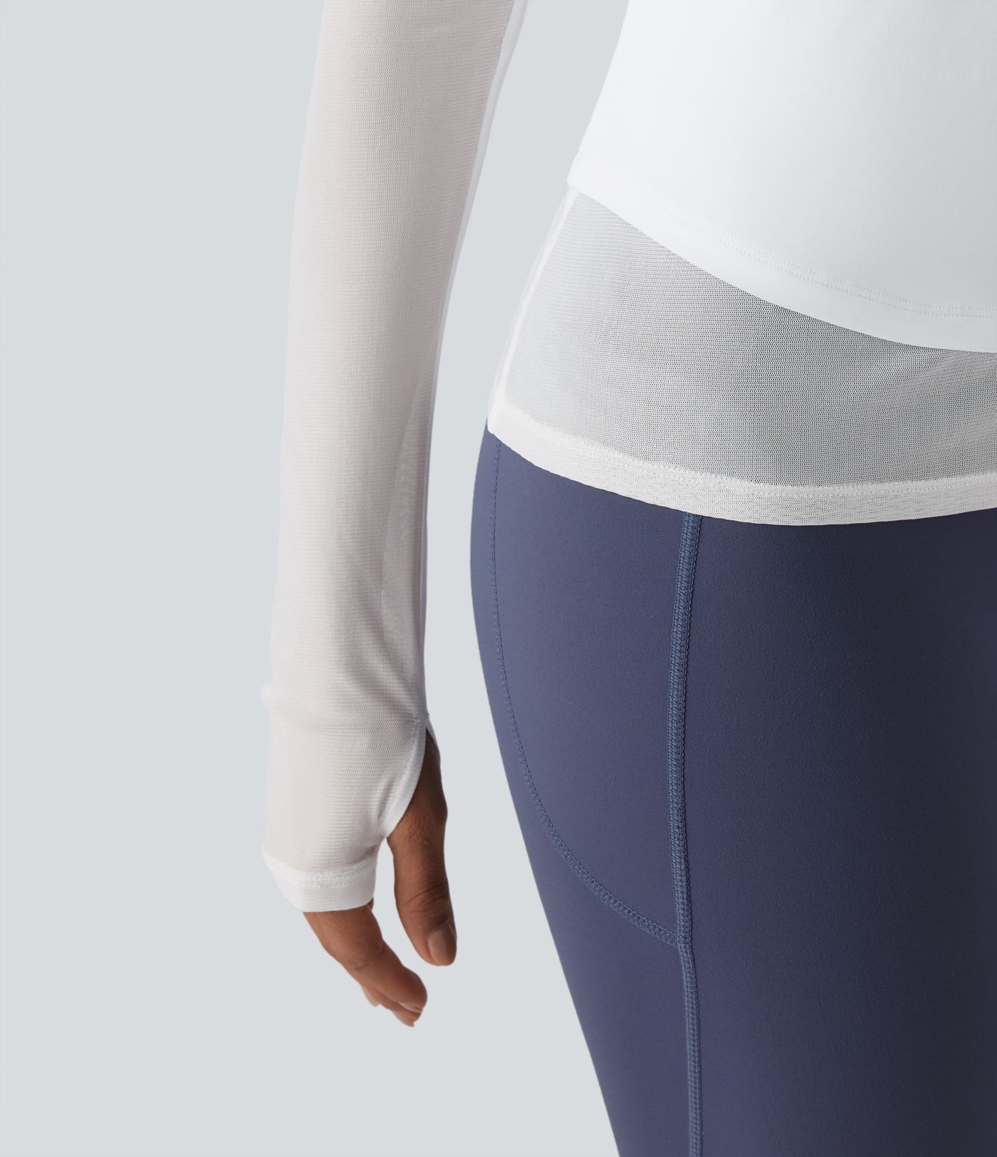 SoftlyZero™ Hafif ve nefes alan yuvarlak yakalı uzun kollu yoga ve spor üstü, başparmak delikleri ve kontrastlı file detaylı — UPF50+