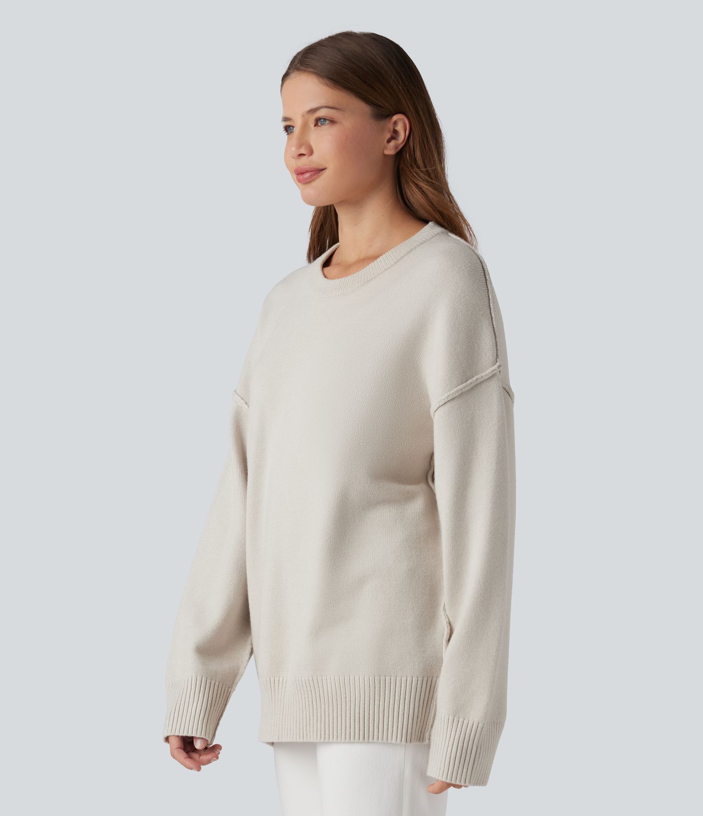 Lässiger Pullover mit Rundhalsausschnitt, überschnittenen Schultern und langen Ärmeln