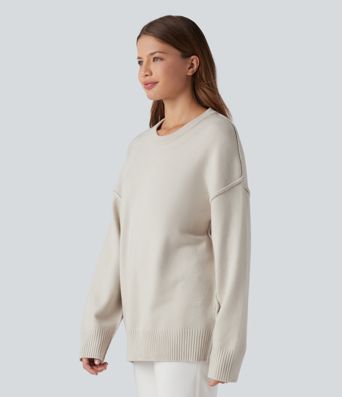 Lässiger Pullover mit Rundhalsausschnitt, überschnittenen Schultern und langen Ärmeln