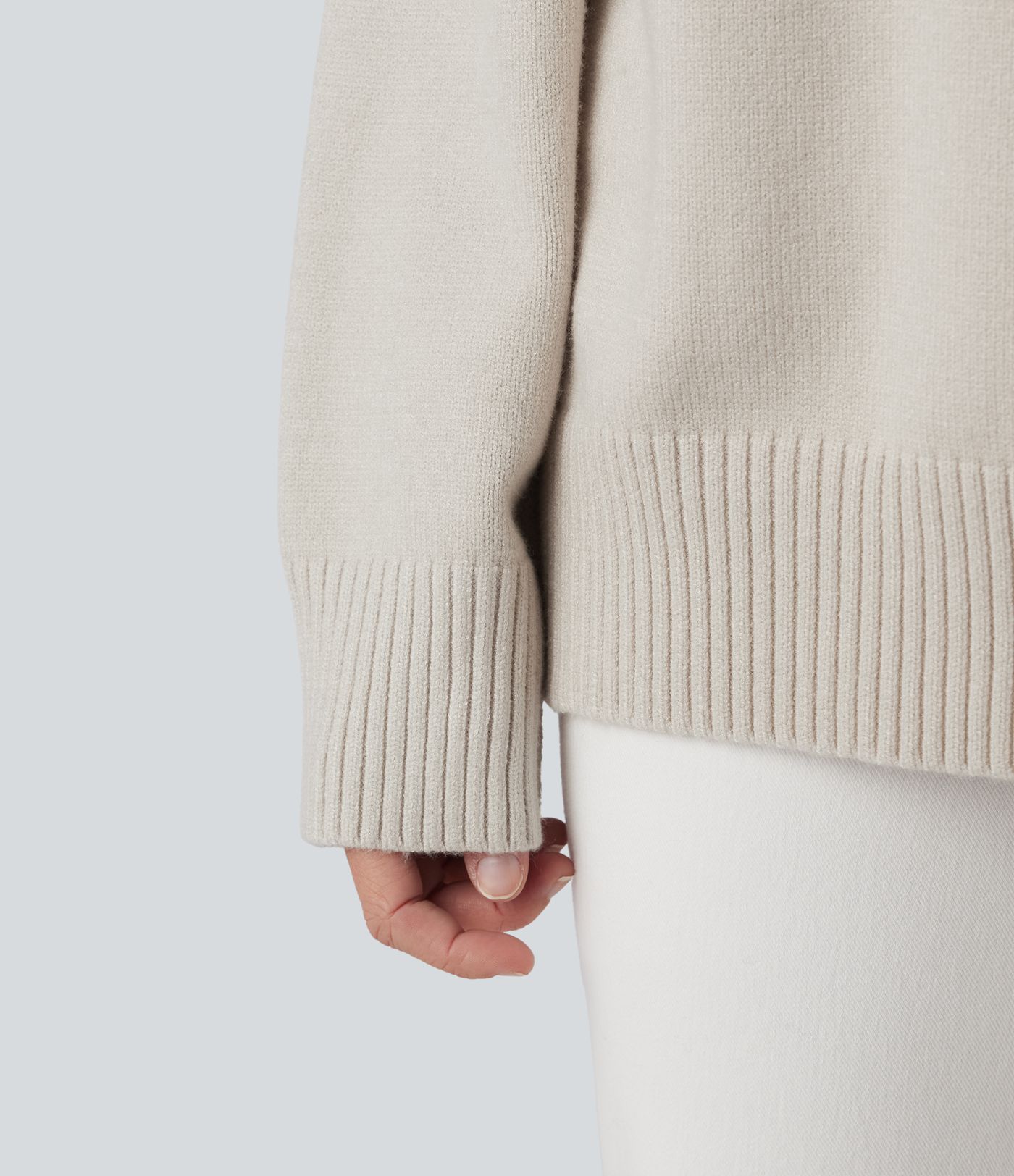 Lässiger Pullover mit Rundhalsausschnitt, überschnittenen Schultern und langen Ärmeln