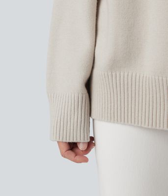 Lässiger Pullover mit Rundhalsausschnitt, überschnittenen Schultern und langen Ärmeln