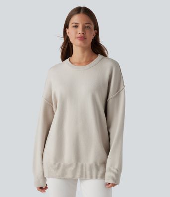 Lässiger Pullover mit Rundhalsausschnitt, überschnittenen Schultern und langen Ärmeln