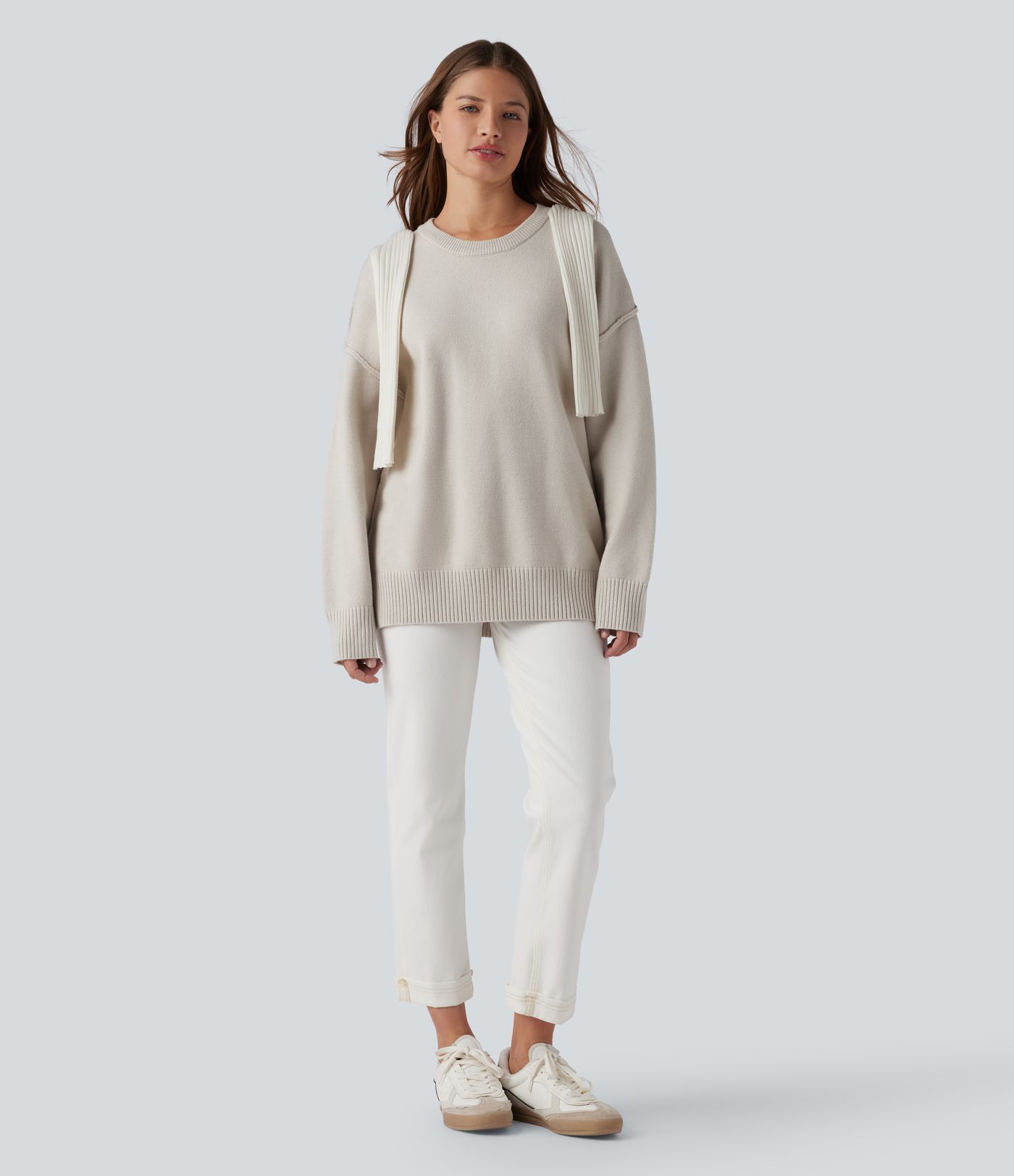 Lässiger Pullover mit Rundhalsausschnitt, überschnittenen Schultern und langen Ärmeln