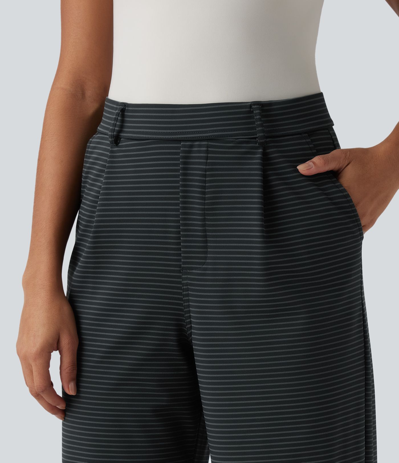 Hoch taillierte, gerade geschnittene, gestreifte Arbeitshosen mit Taschen